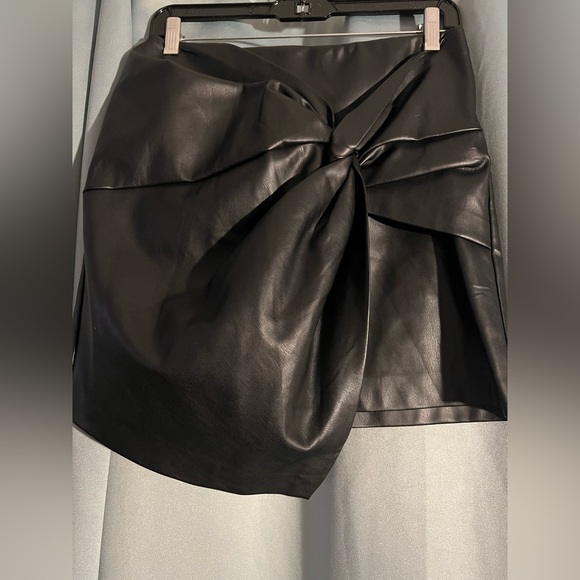 Versona Dresses & Skirts - Versona Black Faux Leather Lined Zip-Up Twist-Detail Mini Skirt 6 S